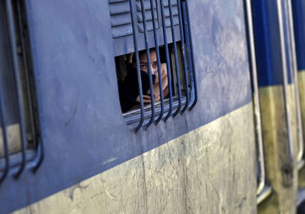 Женщина смотрит из окна поезда, Нью-Дели, Индия
