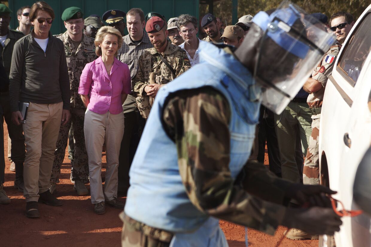 Министр обороны ФРГ Урсула фон дер Лейен на встрече с солдатами в Мали