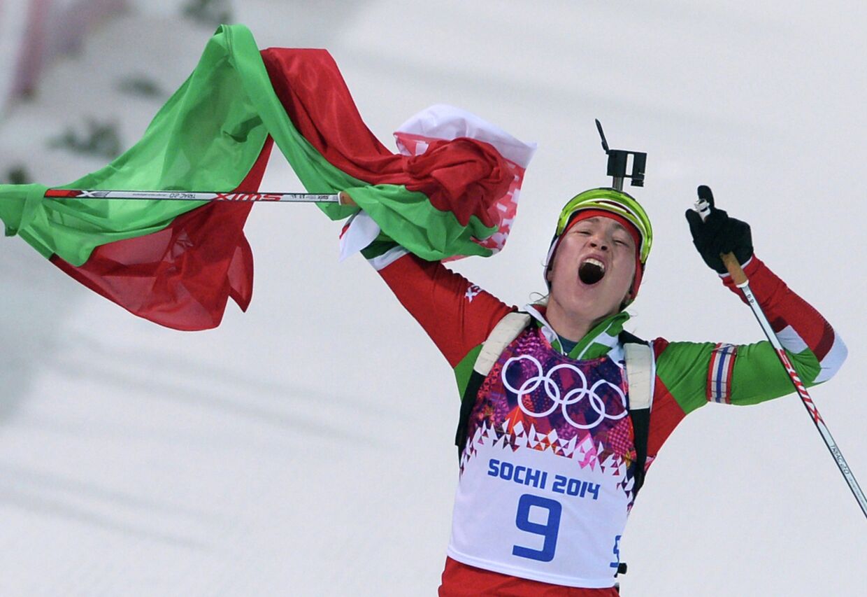 Дарья Домрачева (Белоруссия) на финише гонки преследования в соревнованиях по биатлону среди женщин на XXII зимних Олимпийских играх в Сочи