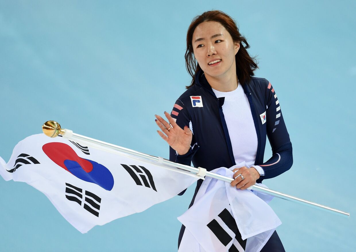 Ли Сан Хва (Южная Корея) после финиша второго забега на 500 метров в соревнованиях по конькобежному спорту