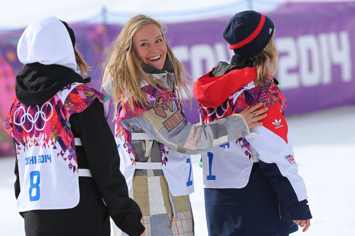Финка Энни Рукаярви (второе место), американка Джейми Андерсон (первое место) и спортсменка из Великобритании Дженни Джонс (третье место) на XXII зимних Олимпийских играх в Сочи