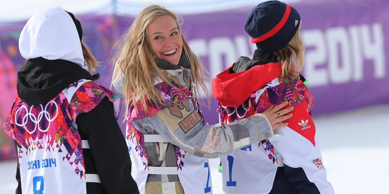 Финка Энни Рукаярви (второе место), американка Джейми Андерсон (первое место) и спортсменка из Великобритании Дженни Джонс (третье место) на XXII зимних Олимпийских играх в Сочи