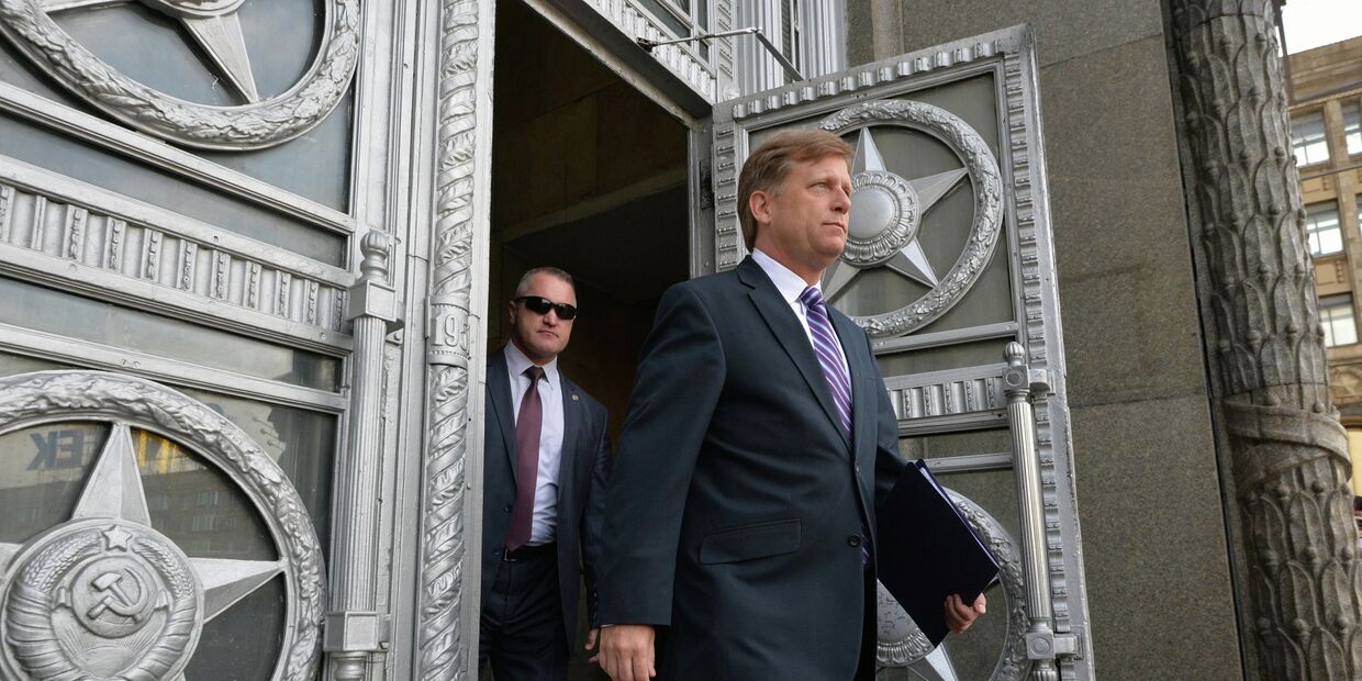 Посол США в России Майкл Макфол выходит из здания Министерства иностранных дел в Москве
