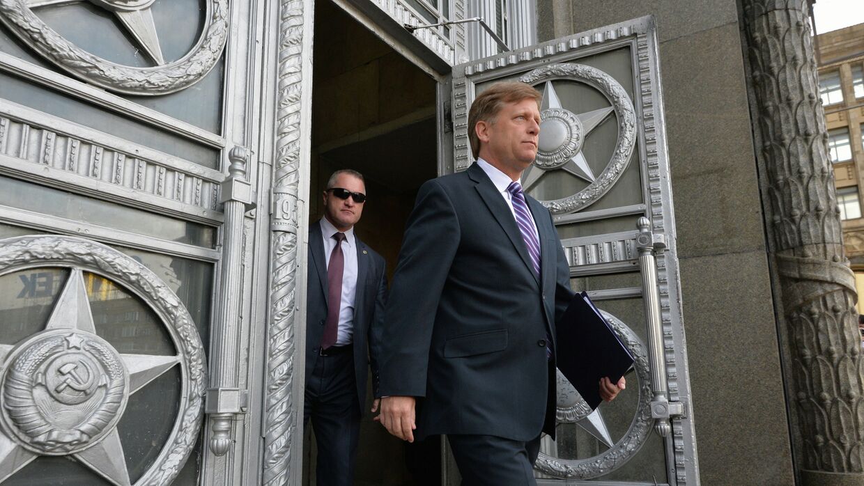 Посол США в России Майкл Макфол выходит из здания Министерства иностранных дел в Москве