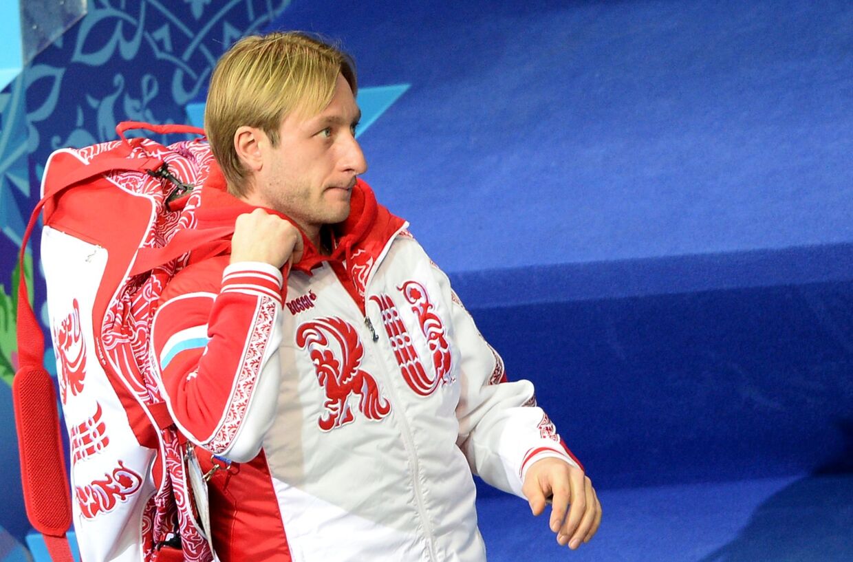Евгений Плющенко (Россия) перед выступлением в короткой программе мужского одиночного катания командных соревнований по фигурному катанию на XXII зимних Олимпийских играх в Сочи