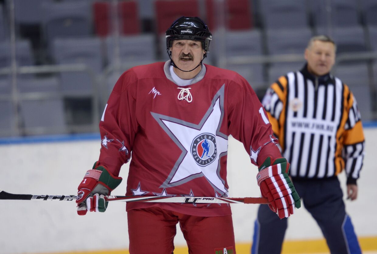 Президент Белоруссии Александр Лукашенко во время товарищеского хоккейного матча между командами Звезды НХЛ 1 и Звезды НХЛ 2 в Ледовом дворце Большой в Сочи