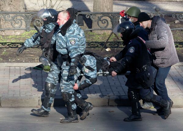 Пострадавшие полицейские в ходе беспорядков в Киеве