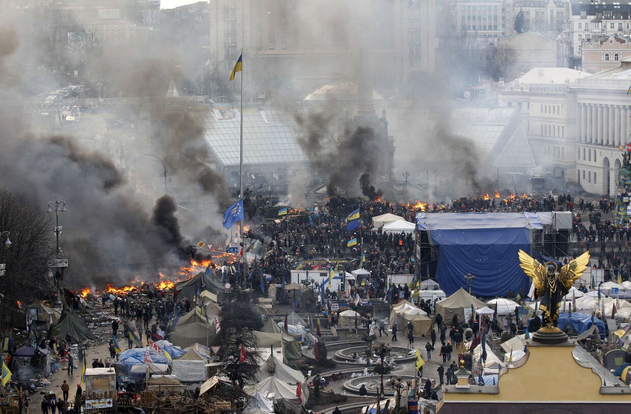 Площадь Независимости в Киеве во время столкновений сторонников оппозиции с милицией