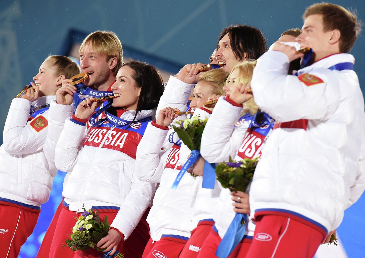 Сборная команда России, завоевавшая золотые медали в командных соревнованиях по фигурному катанию