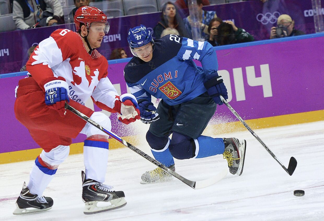 Никита Никитин (Россия) и Петри Контиола (Финляндия) в четвертьфинальном матче между сборными командами Финляндии и России