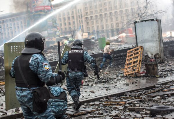 19 февраля 2014 года. Сотрудники правоохранительных органов во время столкновений с митингующими на площади Независимости в Киеве 19 февраля 2014 года. Сотрудники правоохранительных органов во время столкновений с митингующими на площади Независимости в Киеве