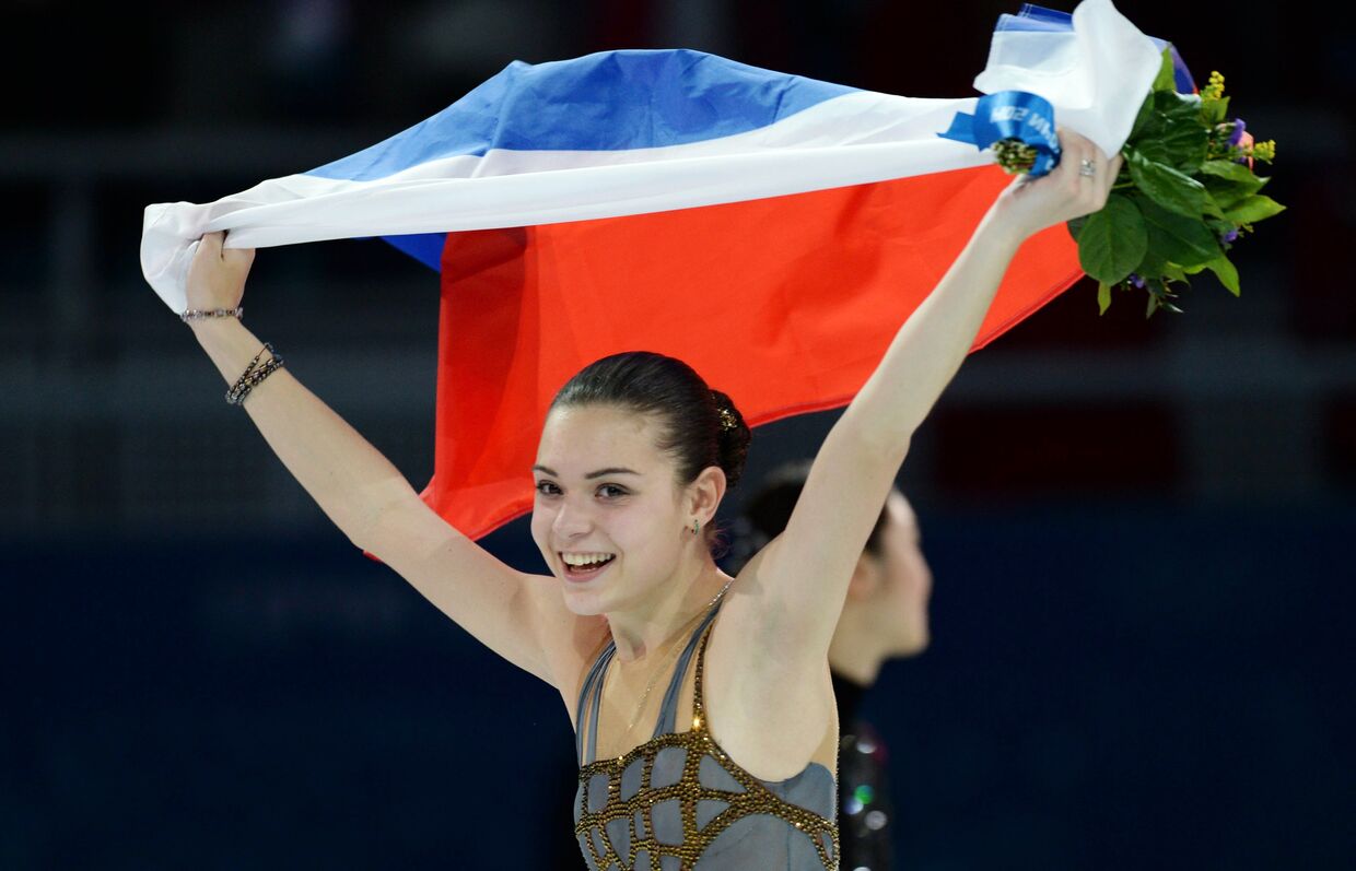Аделина Сотникова (Россия), завоевавшая золотую медаль на соревнованиях по фигурному катанию в женском одиночном катании