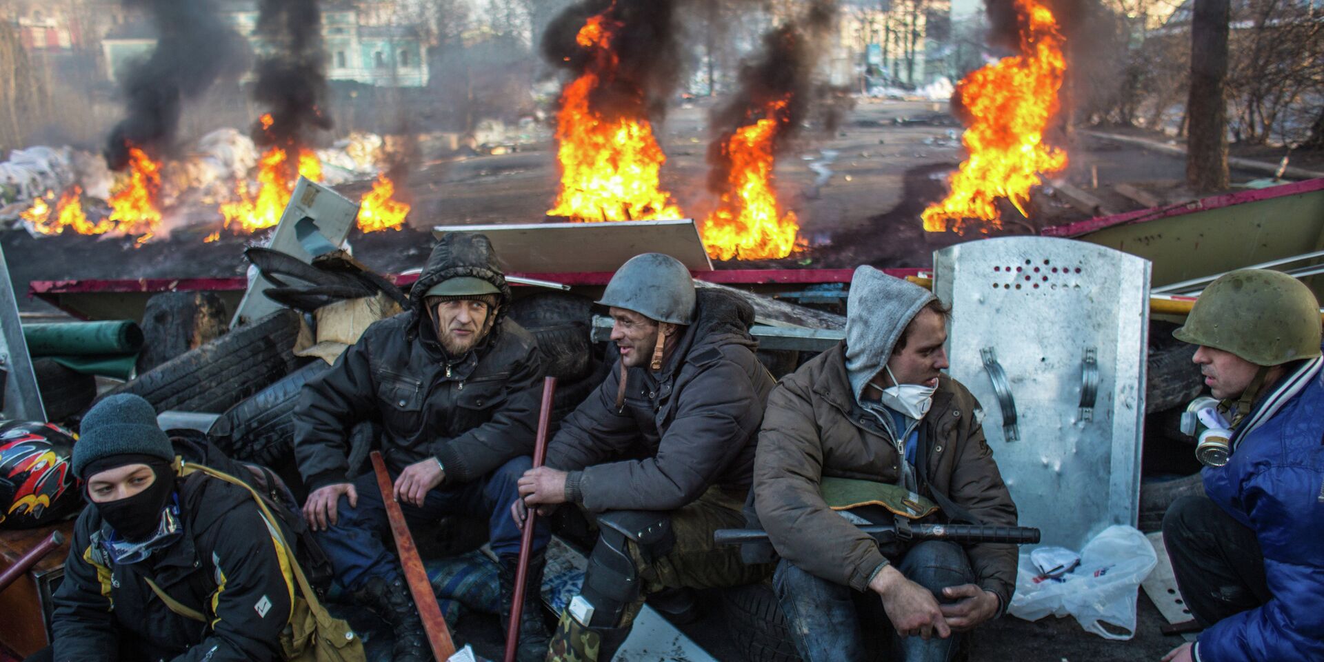 Сторонники оппозиции президенту Януковича на баррикаде на улице Институтской в Киеве 20 февраля 2014 года - ИноСМИ, 1920, 21.03.2024