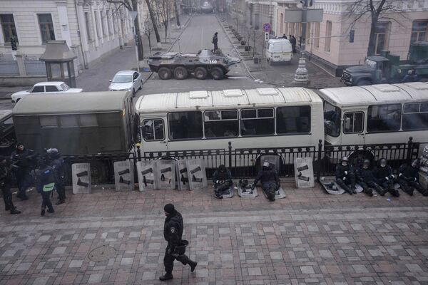 Солдаты МВД дежурят у здания парламента в Киеве