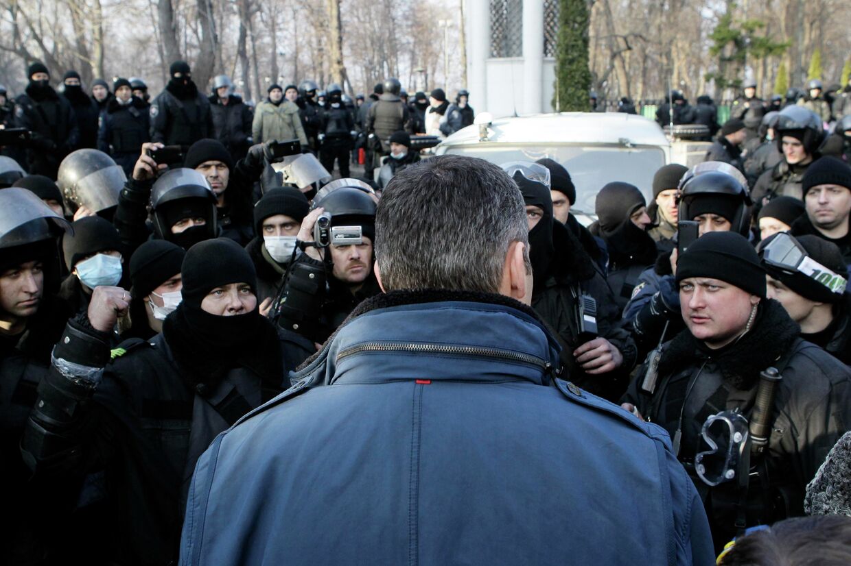 Лидер украинской оппозиции Виталий Кличко разговаривает с сотрудниками внутренних войск за пределами здания парламента в Киев
