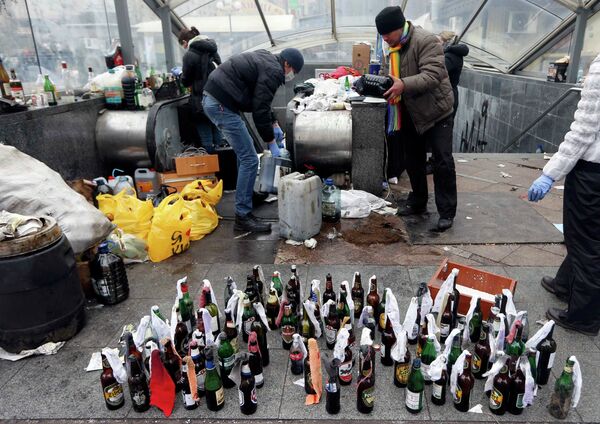 Протестующие готовят бутылки с коктейлем молотова в Киеве
