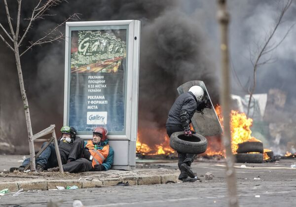 Сторонники оппозиции во время столкновений на улице Институской в Киеве