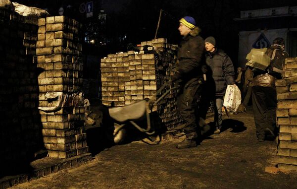 Демонстранты строят баррикады в Киеве
