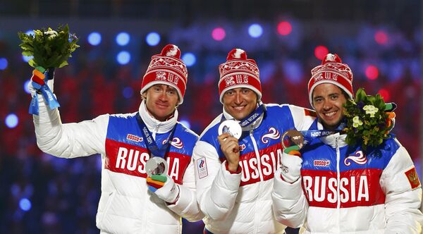 Медалисты Александр Легков, Максим Вылегжанин и Илья Черноусов на церемонии закрытия Олимпийских игр в Сочи