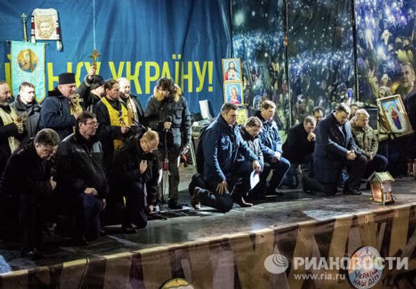 Лидеры оппозиции на площади Независимости во время траурного мероприятия преклонили колени в память о погибших в результате антиправительственной акции протеста