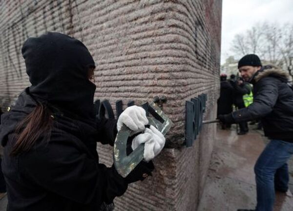 Активисты Майдана пытаются снести памятник чекистам в Киеве 