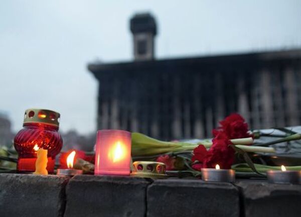 Цветы в память о погибших в столкновениях между сторонниками оппозиции и сотрудниками правоохранительных органов в Киеве, Украина 