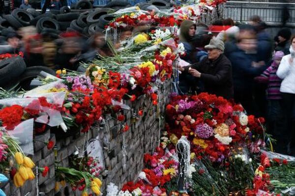 Цветы в память о погибших в столкновениях между сторонниками оппозиции и сотрудниками правоохранительных органов в Киеве, Украина 