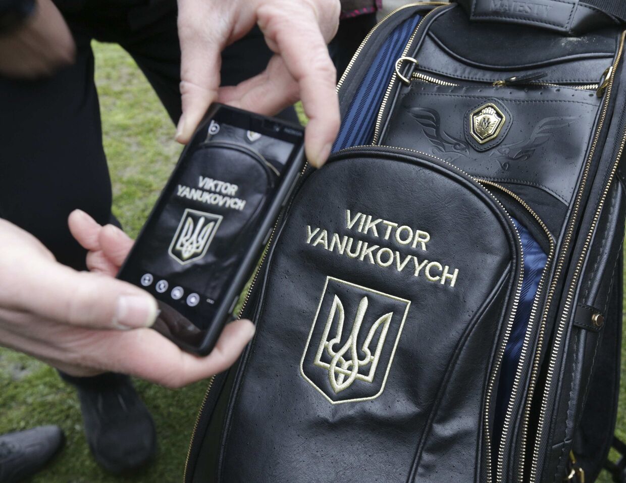 Сумка для гольфа на территории резиденции Виктора Януковича