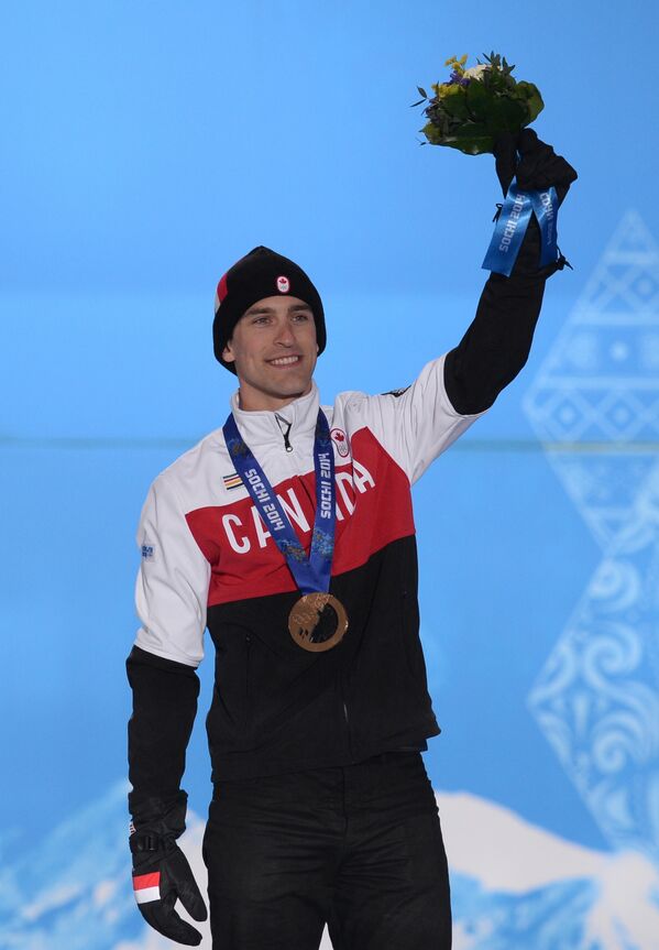 Денни Моррисон (Канада), завоевавший бронзовую медаль в забеге на 1500 метров в соревнованиях по конькобежному спорту