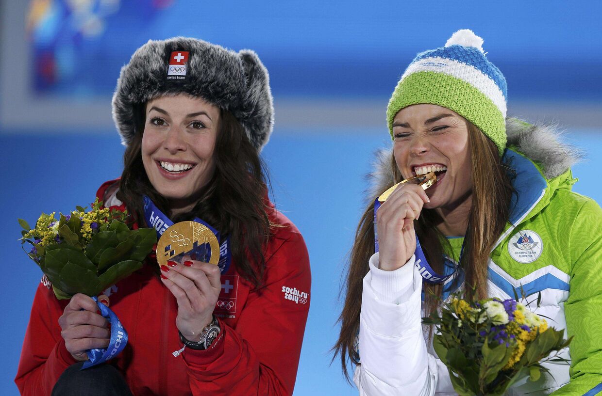 Доминика Гизин (Швейцария) и Тина Мазе (Словения), разделившие золото в соревнованиях по скоростному спуску в Сочи  