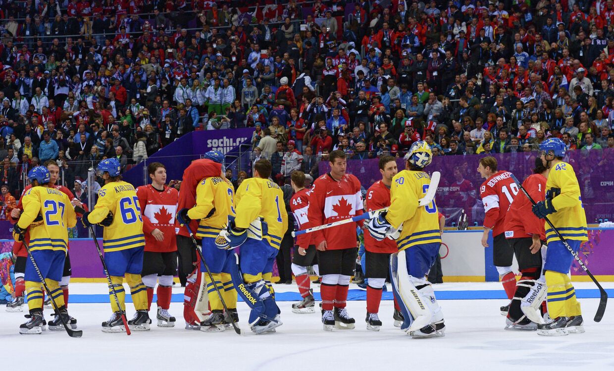 Игроки Канады и Швеции после финального матча