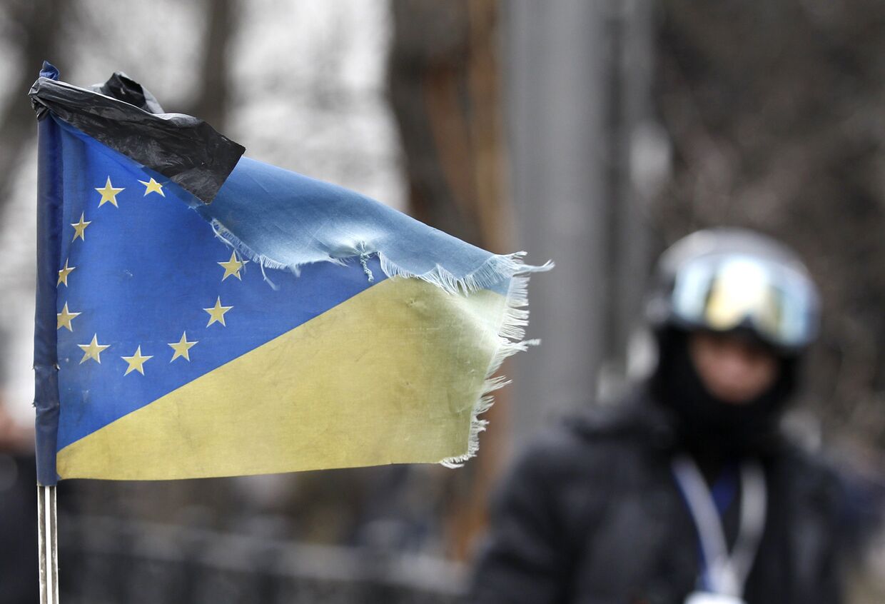 Траурная лента на флагах Украины и ЕС