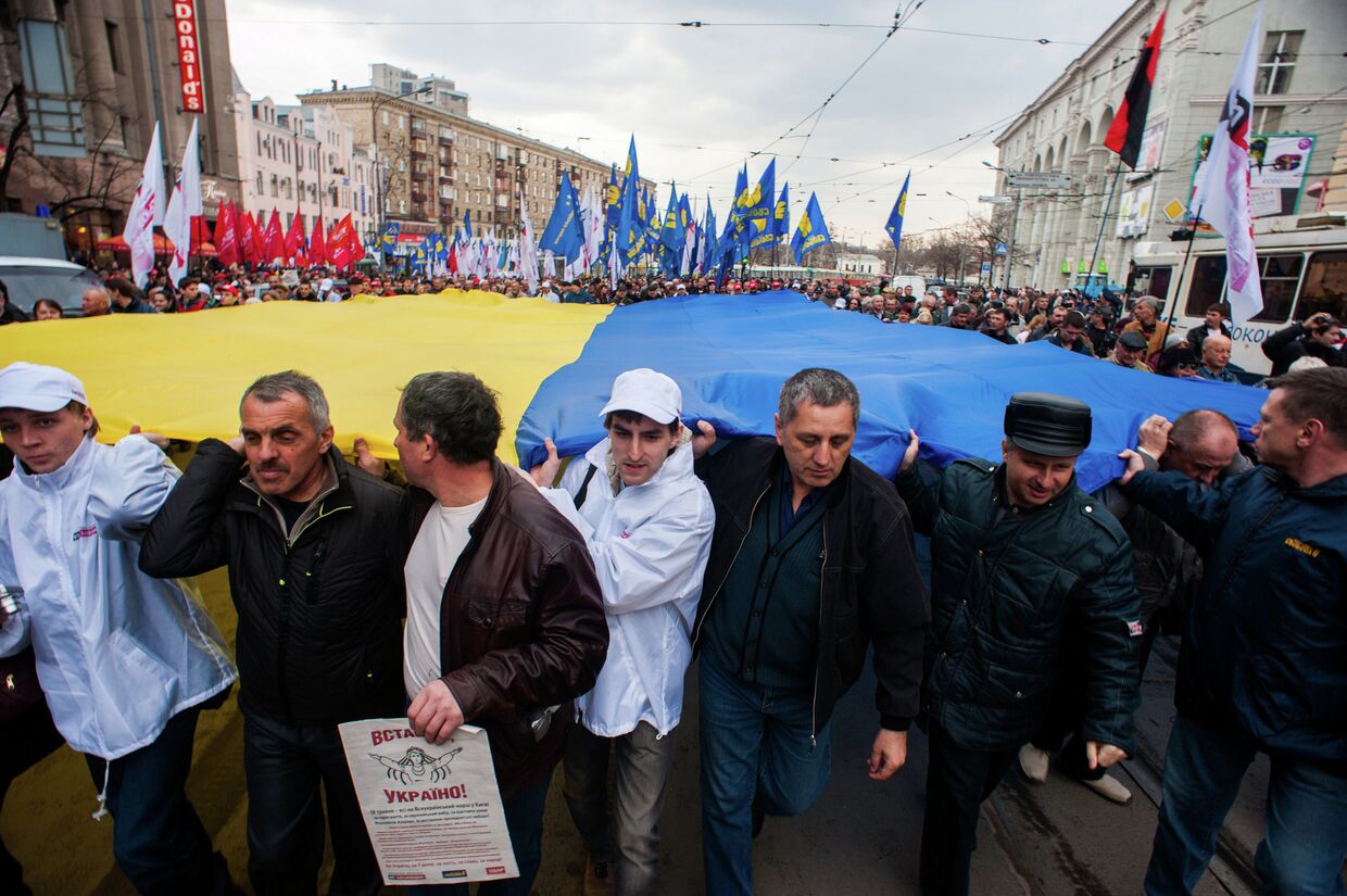 Участники митинга в Харькове несут национальный украинский флаг. Архивное фото