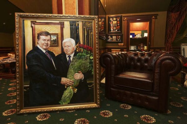Портрет бывшего генпрокурора Украины Виктора Пшонки и Виктора Януковича в доме Виктора Пшонки