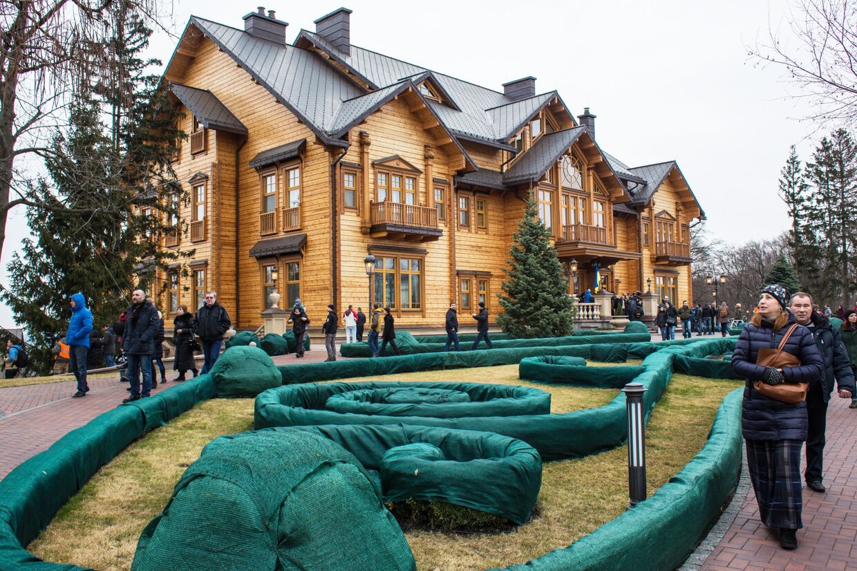 Люди гуляют по территории оставленной резиденции президента Украины Виктора Януковича Межигорье