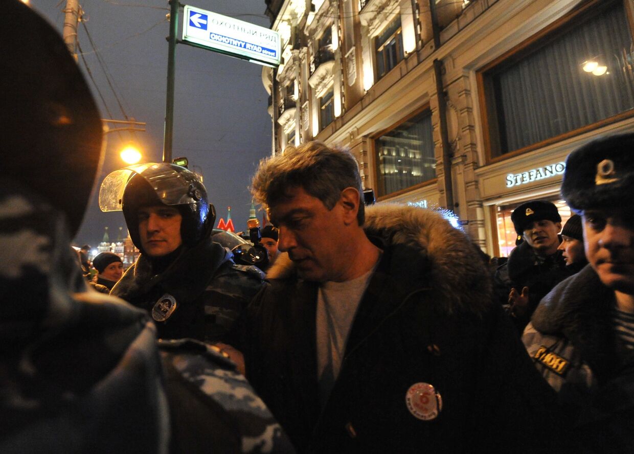 Сотрудники полиции задерживают Бориса Немцова во время акции протеста на Манежной площади