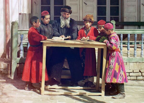 Еврейские дети с учителем в Самарканде, 1910, фотография С. М. Прокудина-Горского
