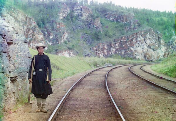 Служащий на Транссибирской магистрали, неподалеку от города Усть-Катав, 1910, фотография С. М. Прокудина-Горского