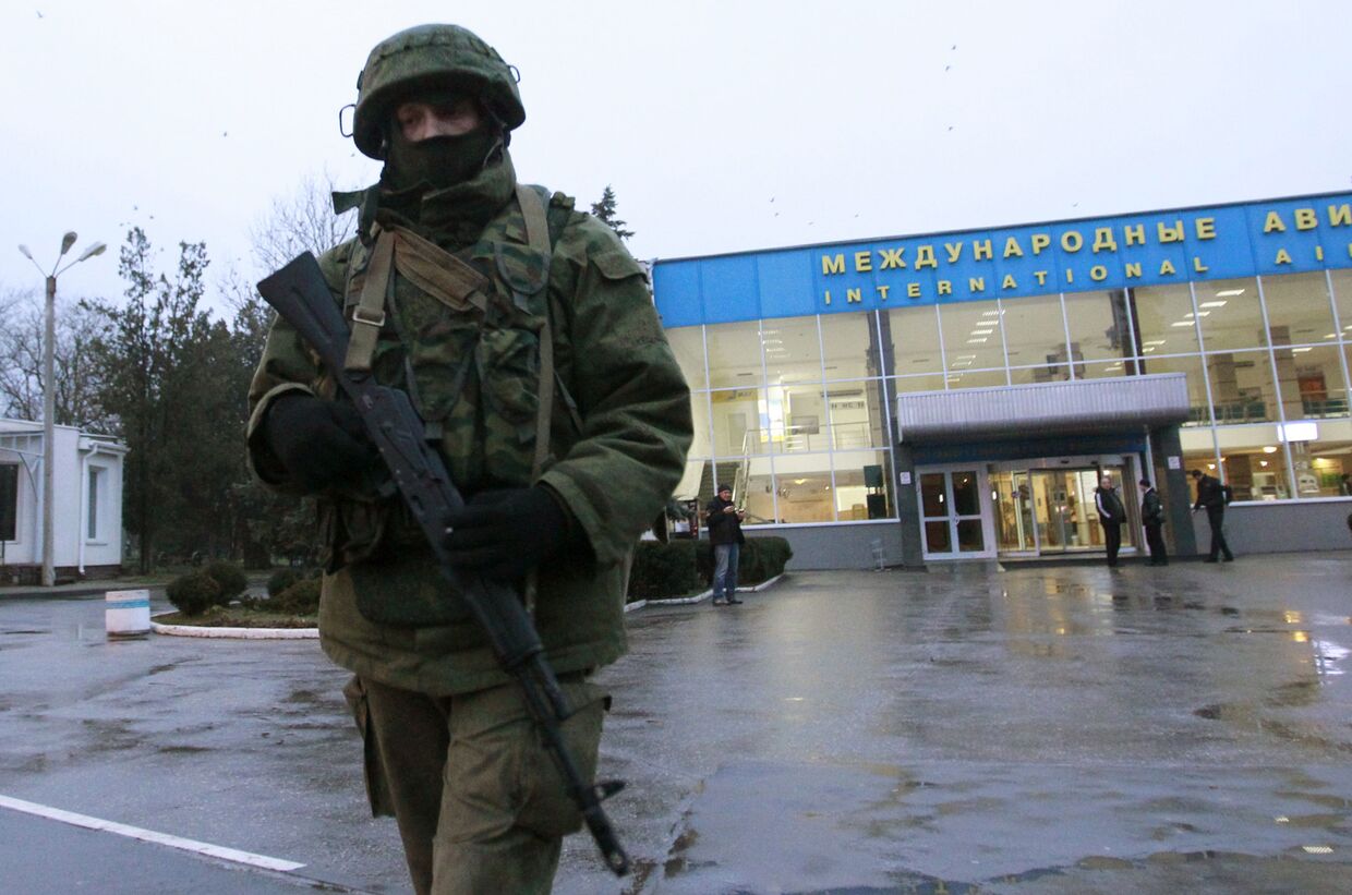 Солдат патрулирует территорию аэропорта в Симферополе