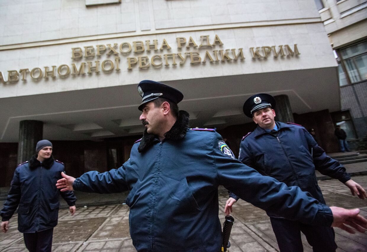 Милиционеры у здания Верховной Рады в Симферополе