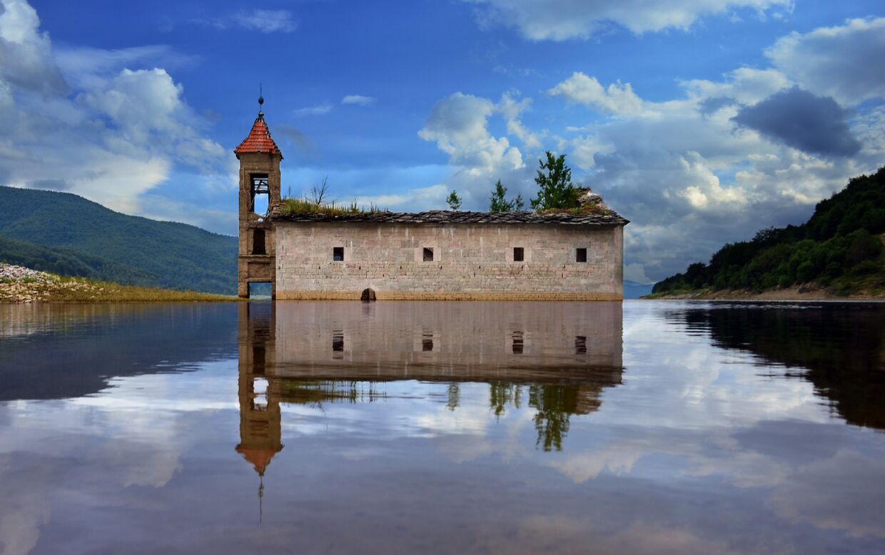 Заброшенная церковь в Маврово, Македония