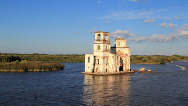Затопленная церковь недалеко от села Горицы, Вологодская область