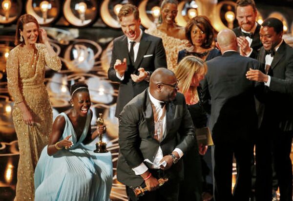 Режиссер Стив Маккуин, Лапита Ньонго и актеры фильма 12 лет рабства на 86-й церемонии вручения премии Оскар