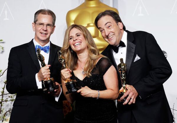 Американский кинорежиссёр Крис Бак, американская актриса, сценарист и продюсер Дженнифер Ли и продюсер, актер Питер Дель Вечо на 86-й церемонии вручения премии Оскар