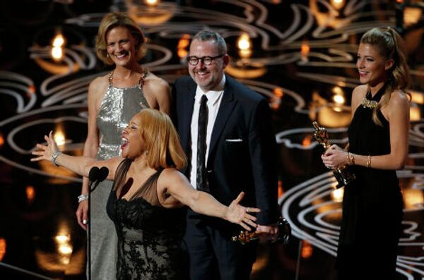 Американская поп-певица и актриса Дарлин Лав, режиссёр Морган Невилл и актриса Кэтрин Роджерс на 86-й церемонии вручения премии Оскар