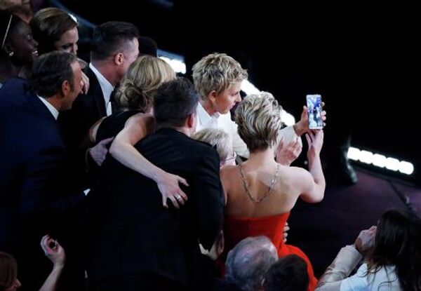 Селфи актеров на Оскаре стал самой популярной фотографией в Twitter