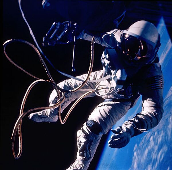 Астронавт Эд Уайт в открытом космосе во время миссии «Джемини 4»