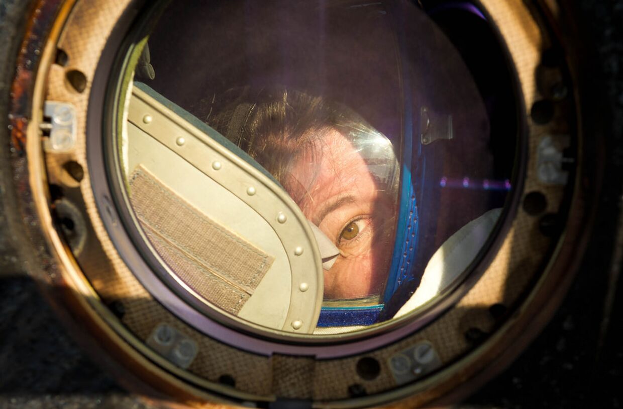 Астронавт Кэди Коулман выглядывает из иллюминатора корабля «Союз ТМА-20» после приземления