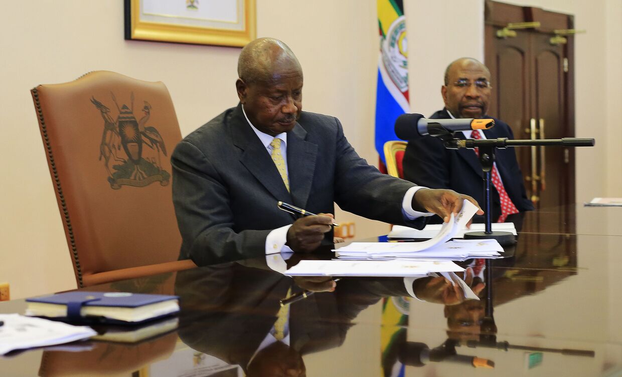 Президент Уганды Йовери Кагута Мусевени подписывает закон, ужесточающий наказания для гомосексуалистов