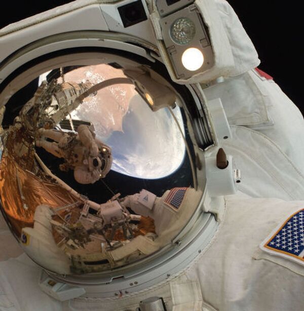 Астронавт Джон Грунсфельд в открытом космосе